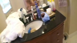 Гламурная потаскушка обсасывает и дает в попочку