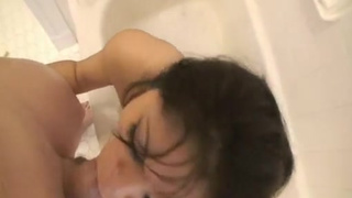 Гламурная потаскушка обсасывает и дает в попочку