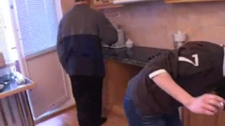 Зрелую соседку толпой развели на частное порно