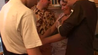 Зрелую соседку толпой развели на частное порно