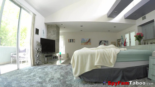 Залезла обнаженная к брату в постель и отсосала его большой хуй