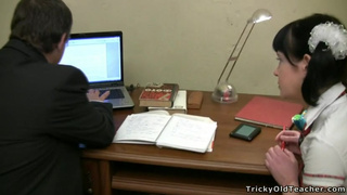 Брюнетка с двумя бантиками ловит ртом кончу своего препода