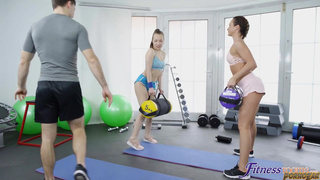 Анальный фитнес с двумя юными девками