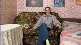 Девка в водолазке посасывает конец и встает на четвереньках