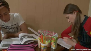 Предприимчивый брат чпокнул младшую сестру после выполнения уроков