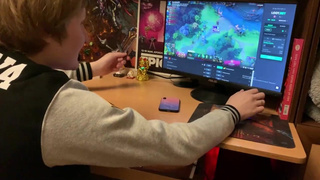 Молоденькой геймер шпилит в анал свою шикарную подругу