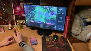 Молоденькой геймер шпилит в анал свою шикарную подругу