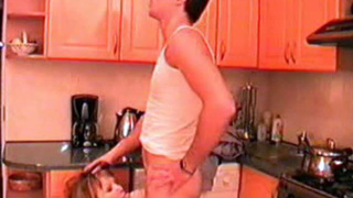 Мужичек присунул своей мамке