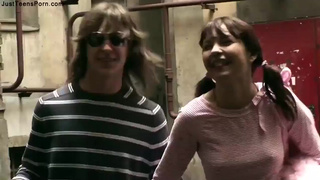 Сношаются на улице не обращая внимания на прохожих