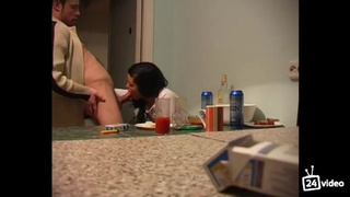 Пока жены нет дома, рогоносец ебёт соседку на своем кухонном столе