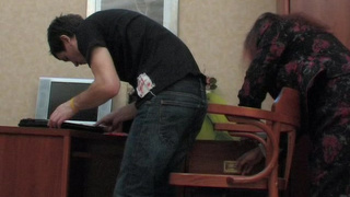 Компьютерный гений выебал матюрку в кабинете