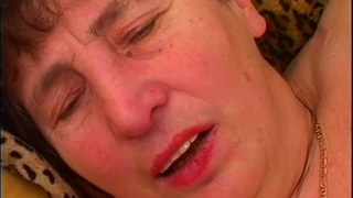 Полная 68-летняя  бабулька потрахалась с юным соседом втайне от его жены