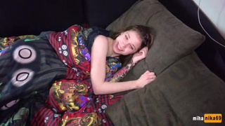 Питерский братец кончает на животик родной сестре в домашнем порно видео