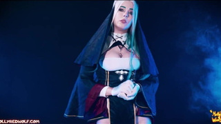 Вылизала анус, надрочила конец и обкончалась — развратная монашка