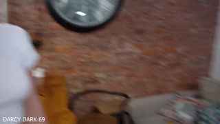 Пока муженек пьяный крепко спал, любовник прям на нём меня ебал