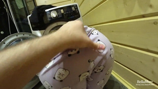 Как выебать соседа? Застрянь в стиралке, он тебя сам на болт посадит