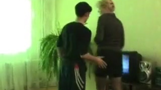 Гламурная женщина в калготочках отдалась молодому проказнику