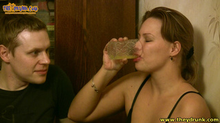 Паренек разводит на перепихон пьяную стерву с огромными буферами