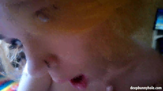 Блонди обсасывает дома любимому