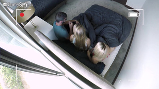 Очкарик жарит тёлку на глазах у её подруги