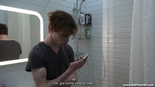 Русский бойфренд продал свою девченку за деньги и смотрит как ее пердолят при нем