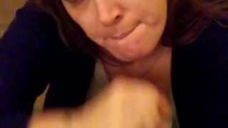 Прекрасный отсос от сосущей стервы на коленках