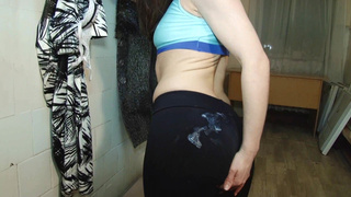 Инструкторша эротического фитнеса завела пацана и он кончил ей на штаны