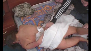 Жестко насилует русскую красотку на кушетке