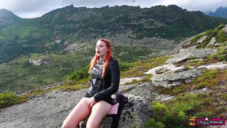 Ебать! Рыжая девчонка решила расслабиться и подрочить свою письку высоко в горах