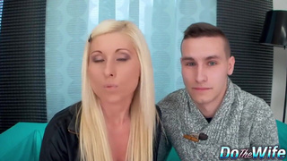 Оттрахал в попу русскую жену белокурую красотку при муже куколде