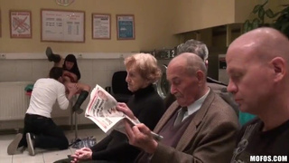 Мужчина с девченкой сношаются в прачечной