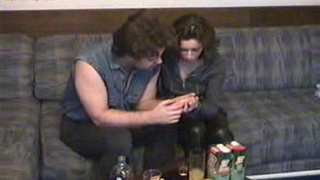 Бухая подружка делает отсос классному парню